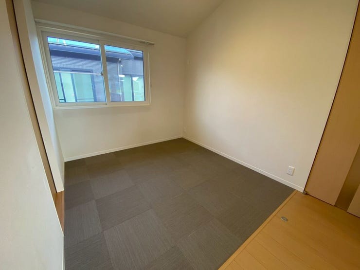 リビングと繋がった和室は、オシャレな琉球畳で落ち着く空間♪畳のお部屋があるとほっこり和みますね♪