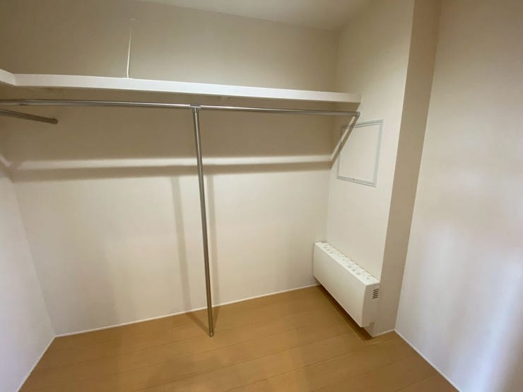 こちらのお部屋には大きなウォークインクローゼットが付いています♪沢山のものがしまえそうですね♪