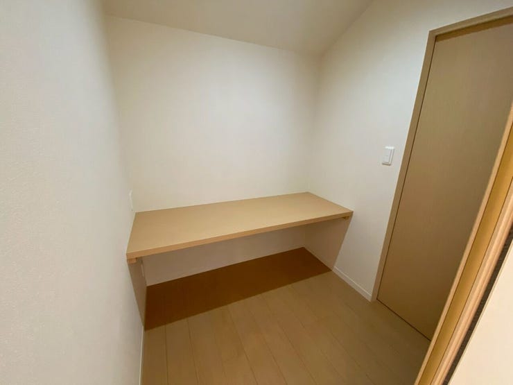 リビングから繋がった納戸スペース♪洋室に繋がる通路にもなっています♪使い道はあなた次第♪