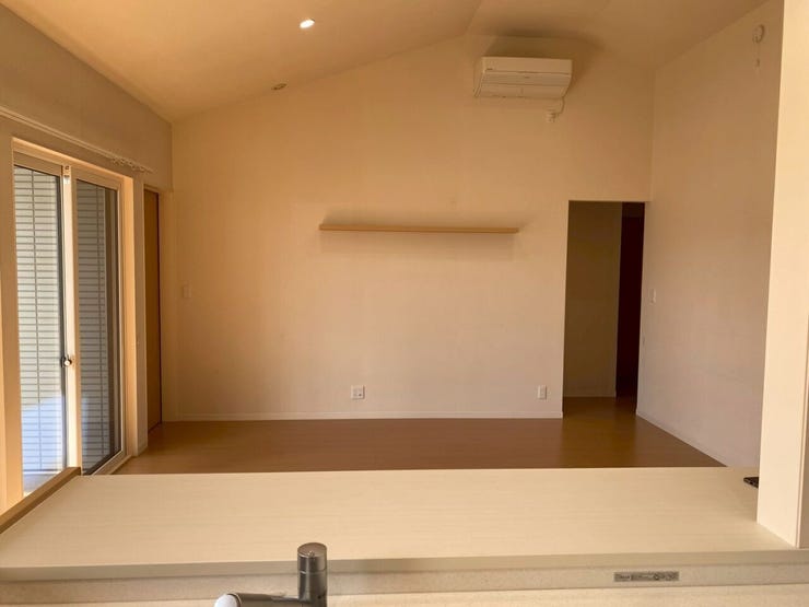 キッチンからリビングを見た感じです♪キッチンのカウンター部分は割と大きいです♪