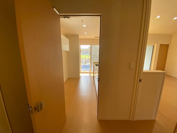 玄関からキッチンとリビングに繋がる廊下部分です♪