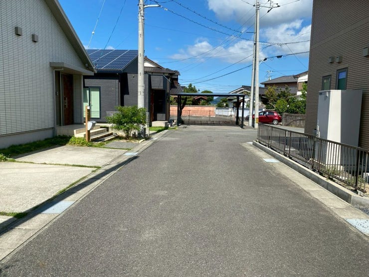 前面道路です♪広いので、駐車も楽々ですよ♪