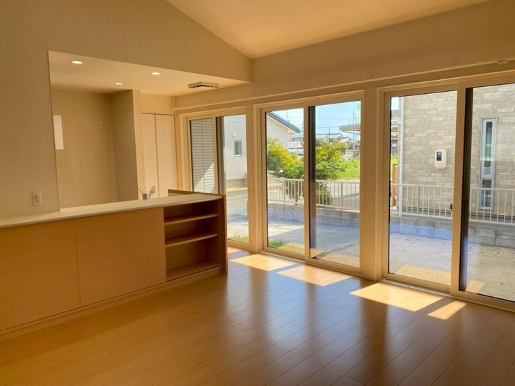 大きな窓から明るい光が差し込む素敵なリビング♪キッチンの裏側にある収納が助かりますね♪