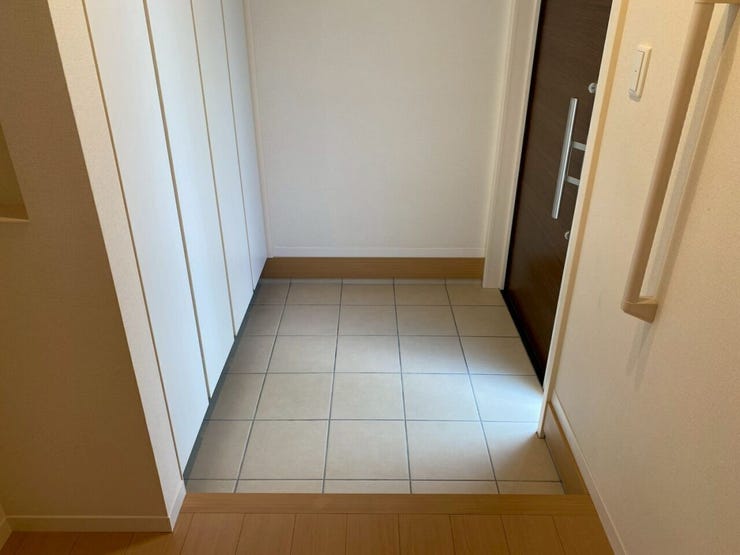 玄関です♪手すりが嬉しいですね♪