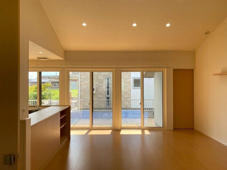 先ほどのリビング入口から見た感じです♪右奥の扉は納戸へ繋がっています♪