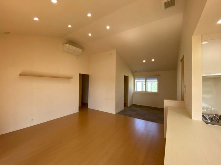 キッチン側から見たリビングの感じです♪奥にオープンになっている和室部分があります♪