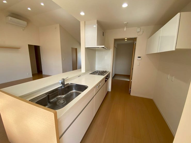 キッチンです♪オープンキッチンになっているので、開放感があり広く感じられますね♪キッチンの後ろには作り付けの戸棚収納があります♪