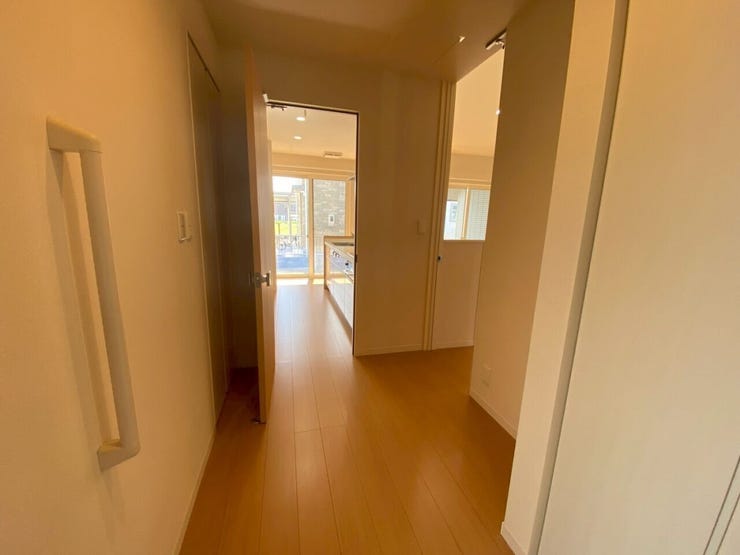 玄関から入った廊下です♪キッチンに直接行ける出入口と、リビングに繋がる出入口があります♪