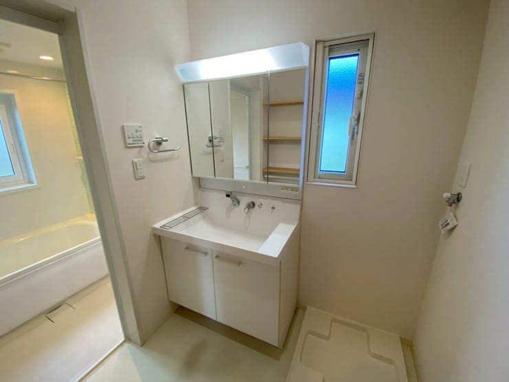 綺麗な洗面所♪防水パン付き洗濯機置場と三面鏡付き洗面化粧台があります♪