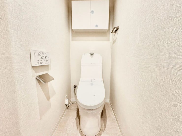 吊り戸収納付きで、すっきり片付くトイレ