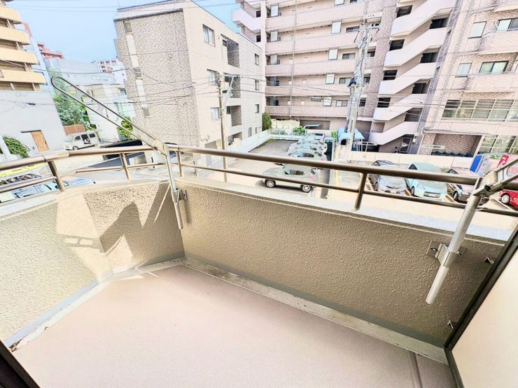 明るい光が差し込むバルコニー