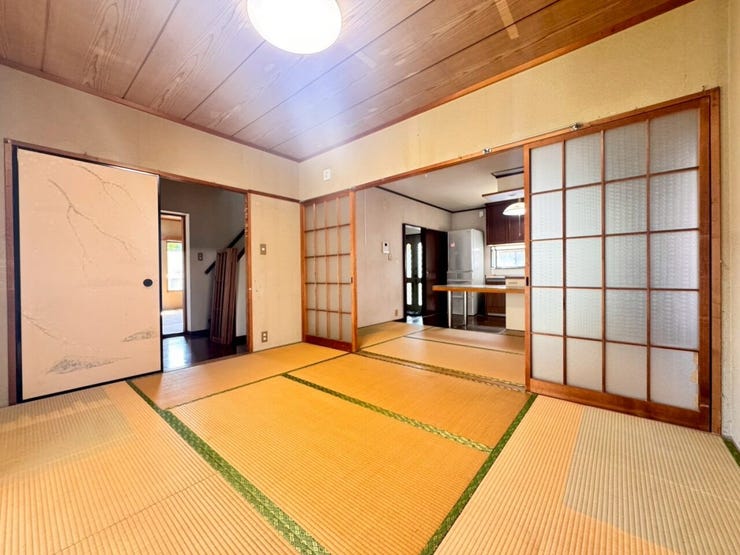 襖を開放すれば、ダイニングと一体化した広大な大空間が出現 !障子から優しい光が差し込む落ち着いた室内は、客間としてはもちろん、寝室やリビングとしても万能に使えます。