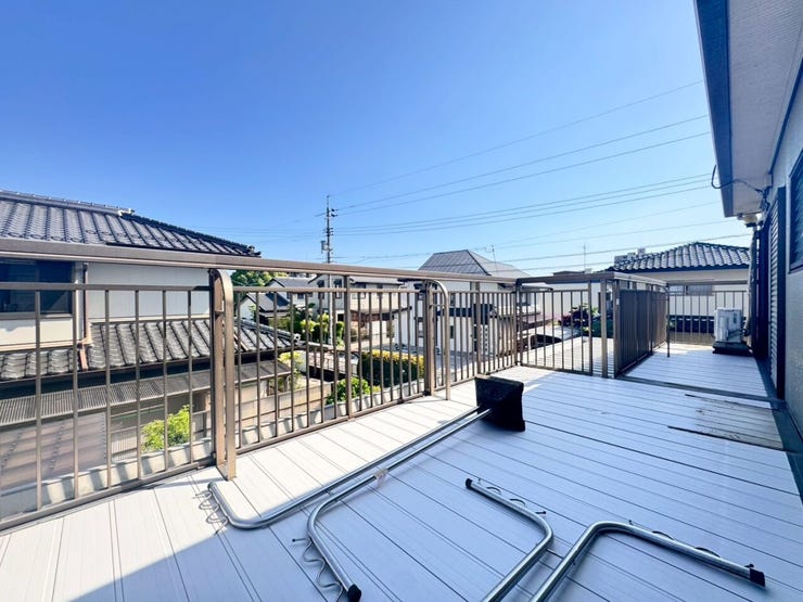 2階和室から出入りできる、抜群の開放感を誇る広々バルコニー 。遮るもののない青空の下で、洗濯物を干すだけでなく、ちょっとしたテラス席を作ってリラックスタイムも楽しめます。