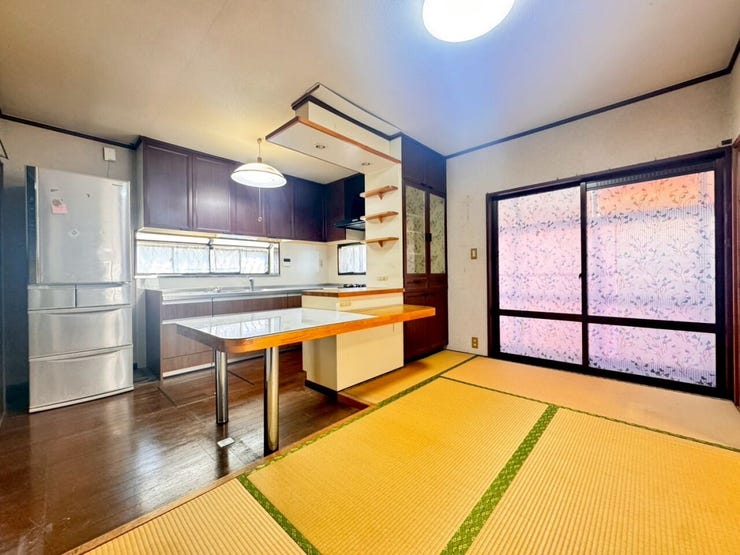 お料理をしながら会話が弾むカウンター付きキッチン !手前には畳スペースがあり、小さなお子様を遊ばせたり、ゴロンと横になって寛いだりできる、どこかホッとする家族団らんの間取りです。