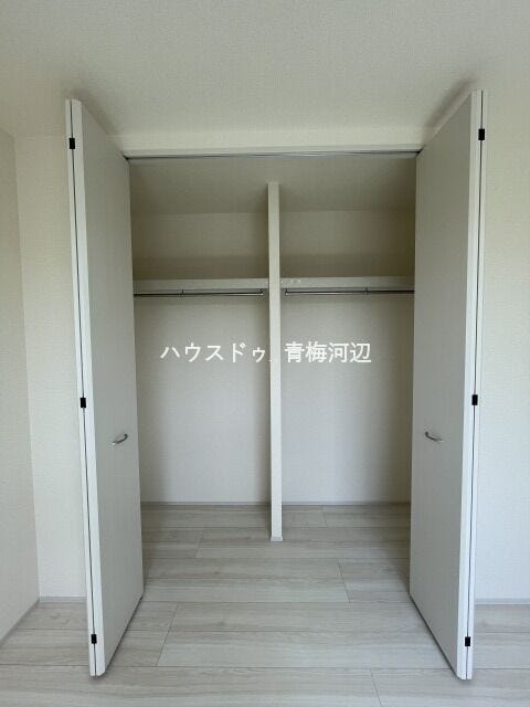 6.5帖洋室収納:ハンガーパイプに取り込んだ洗濯物をそのまま収納できるので家事の時短になり、お洋服もシワになりません。