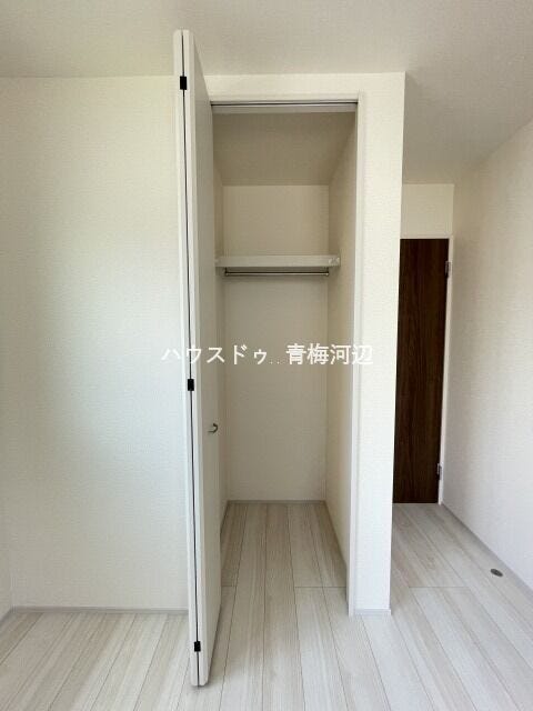5帖洋室収納:ハンガーパイプや枕棚も標準装備されたクローゼットです。