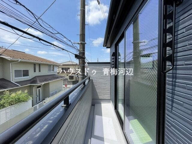 バルコニー:明るい日差したっぷりのバルコニーです♪こんな天気の良い日は気持ち良く洗濯物を干せますね!