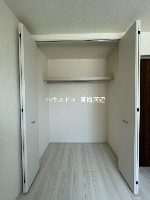 ストレージルーム収納:パイプハンガーつきなので新たに家具を買わずにすみます。間仕切りがないので湿気がこもりにくくなっています。