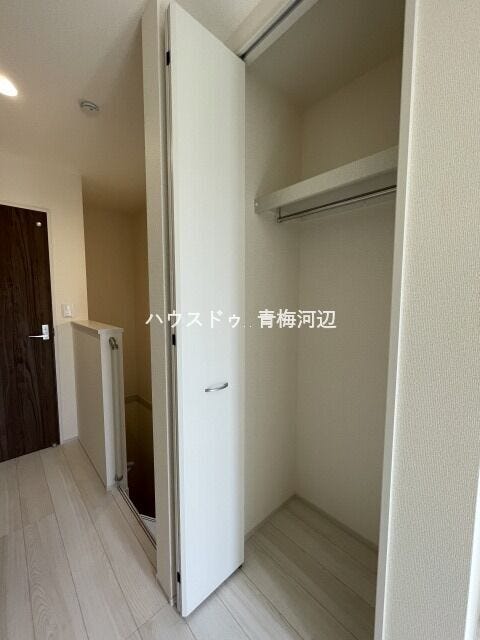 ユーティリティ収納:衣類にしわを付ける事なくすっきり収納が可能です。ワンピースなど丈の長い洋服もかけておけます。衣替えの手間も省けそうです。