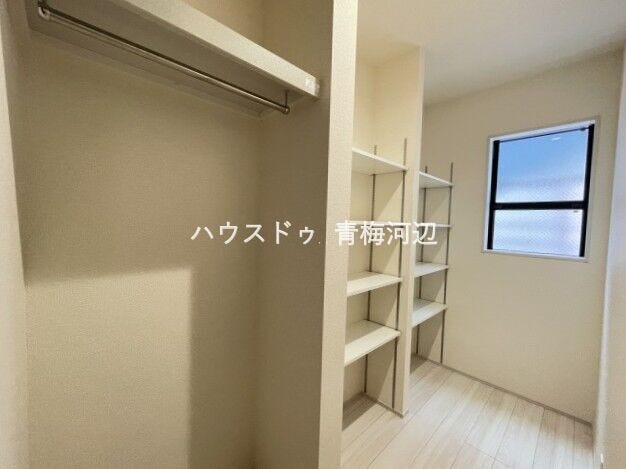 1階収納:キッチン側と洗面所側から出入りすることができます。日用品や食品のストック品の他にお掃除グッズもしまえますね。
