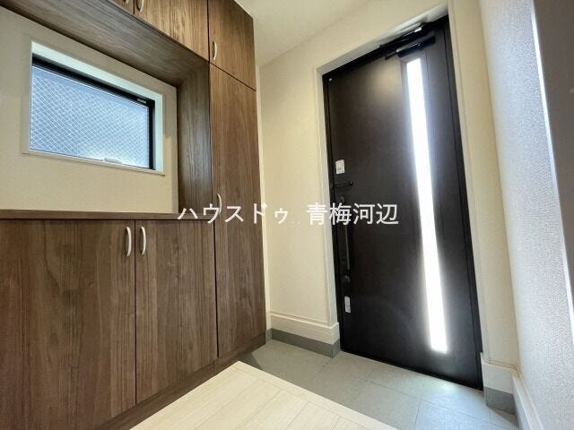 玄関:玄関ドアのスリットからの採光は、玄関に適度な明るさと光のアクセントをくわえてくれます。