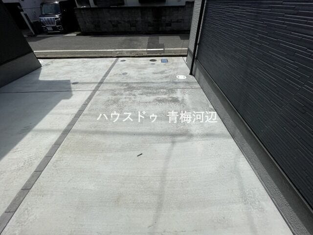 駐車場:舗装された駐車場です。普通車1台停めて頂くことが出来ます。