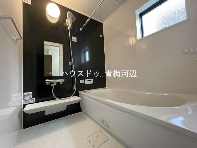 浴室:広めの浴槽なので、お子様とのバスタイムを楽しむことができそうです。一人でのバスタイムでもゆったり過ごすことができ、1日の疲れもしっかり癒すことができそうです。