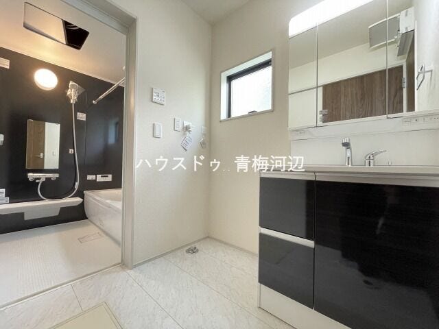 洗面所:洗濯機置き場の上には窓があり、こもりがちな湿気もしっかり換気することができます。洗面台の下や三面鏡の裏には収納がありすっきりと片付けることができます。