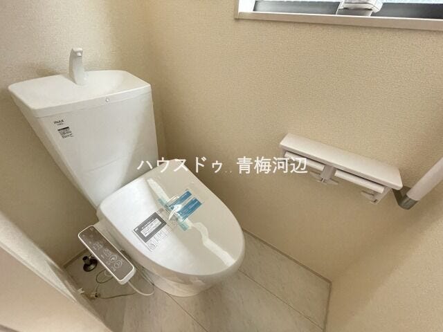 トイレ:ホワイトを基調とした清潔感のあるトイレです。ペーパーホルダーが2つあるのはうれしいですね。その上に小物を置くことができます。