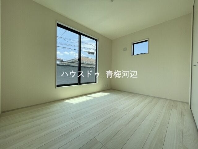 6.5帖洋室:バルコニーへ出入りが可能な洋室です。大きな窓の設置があり、開放感のある空間ですね。