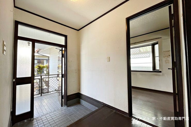 すりガラスが光を運び、玄関を明るく演出。プライバシーを守りつつ開放的に。