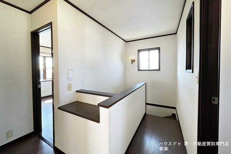 階段上の飾り棚で、廊下を小さなギャラリーに。季節の小物や趣味を自由に彩ることも♪