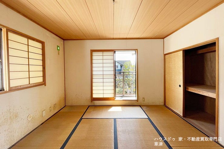 視線が気にならない2階の和室。明るい光が差し込む、家族だけのプライベートな空間です。