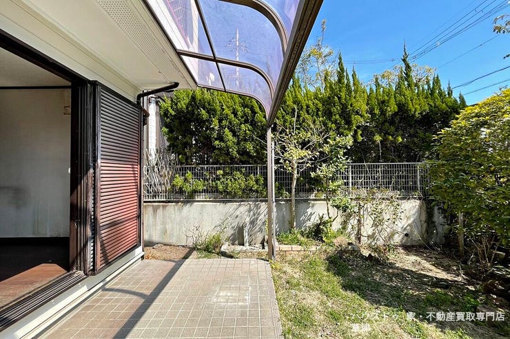 リビングから広がる南東向きのお庭。溢れる光と開放的な空間が、日常に彩りを与えます。