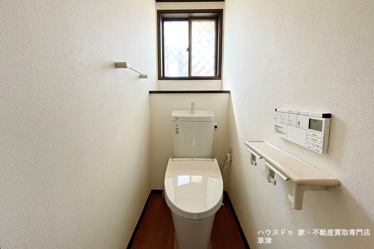 大人も子どもも快適な自動温洗浄便座機能付きです。窓があるため採光がよく換気もできますね。