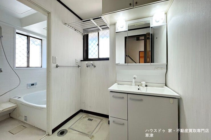 吊戸棚付きで収納力のある洗面台。白の清潔感が洗面所をパッと明るく、広く見せてくれます。