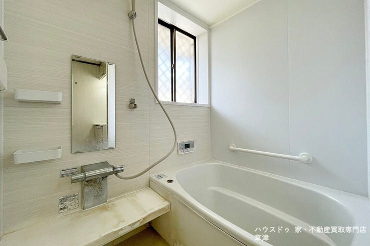 浴槽には手すりが付いているのでお子様やご年配の方も安心して入浴できます。