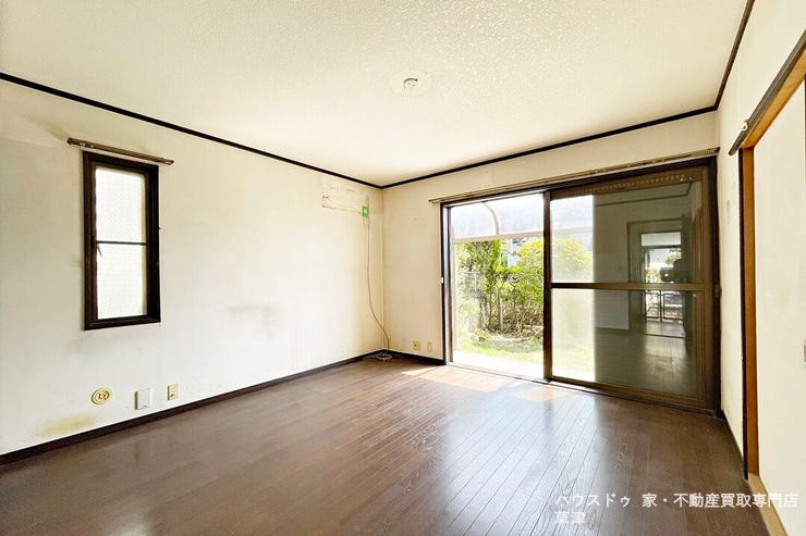 南東からの光が差し込む暖かなリビングで家族との絆も深まりますね。