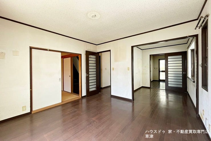 リビング横に和室があり、スペースを広く使えるので子育て中のご家庭にも人気があります。