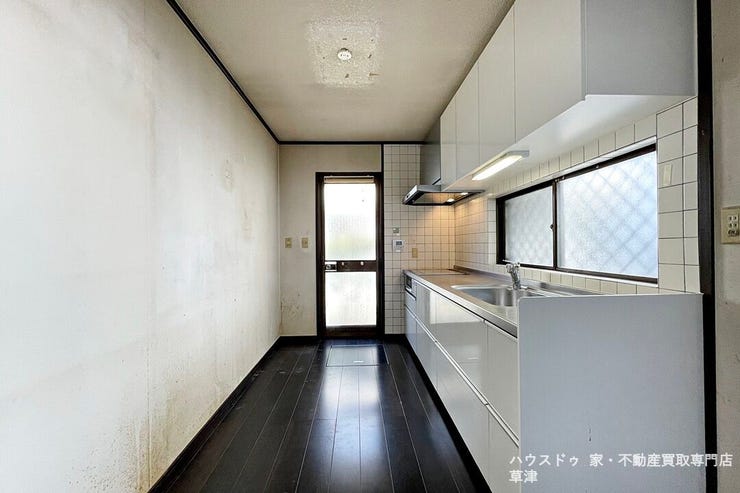 窓と勝手口のドアから光が入り、お料理中も明るい気分に♪白を基調とした清潔感のあるシステムキッチンは大変きれいにお使いになられています。