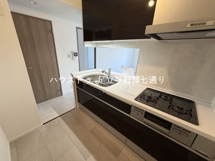 システムキッチンは3口コンロ付き。お料理の効率が良く、毎日の家事がはかどります。