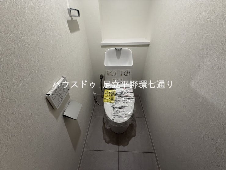 温水洗浄便座付きトイレ。快適で清潔感のある空間で毎日気持ちよくご利用いただけます。