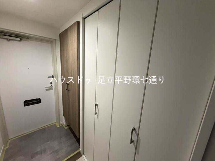 玄関には収納力のあるシューズボックスを設置。靴をすっきり整理でき玄関周りをきれいに保てます。