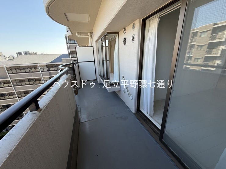 ゆとりあるバルコニーは洗濯物や布団干しにも便利。開放感があり、外の空気を感じながら快適に過ごせます。