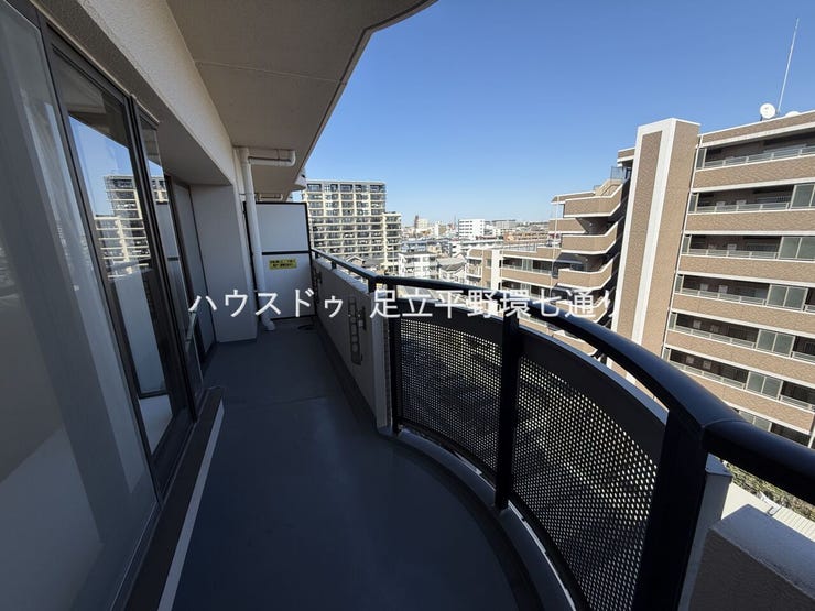 前面に遮る建物が少なく、眺望良好のバルコニー。晴れた日には遠くまで見渡せる開放的な景色が広がります。