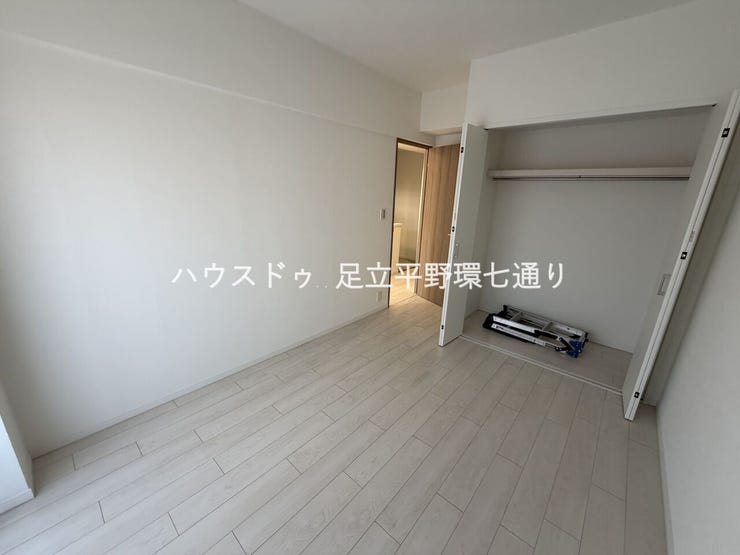 大容量クローゼット付きの洋室。収納力が高く、お部屋を広々と使える使い勝手の良い空間です。