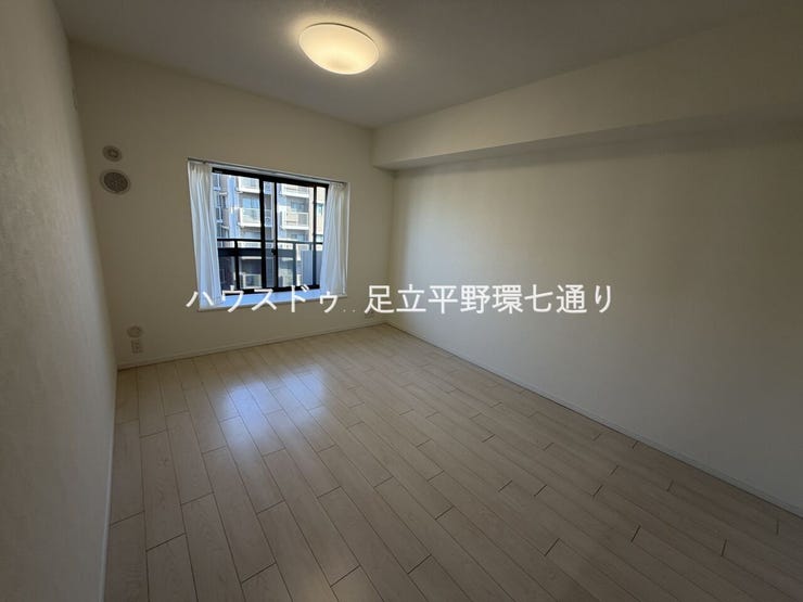 採光の取れた明るい洋室。シンプルな内装で家具の配置もしやすく、寝室や子供部屋としてもおすすめです。