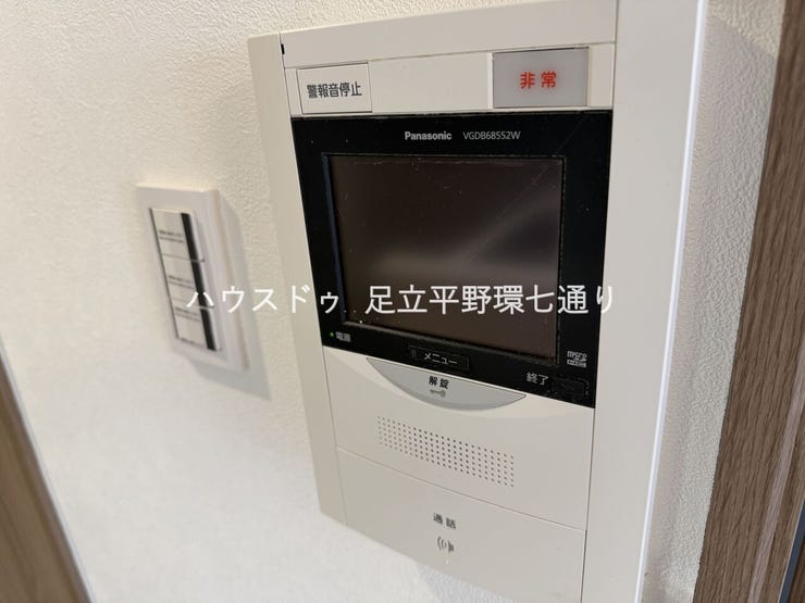 TVモニター付きインターホン完備。来訪者の顔を確認でき、防犯面にも配慮された安心の設備です。