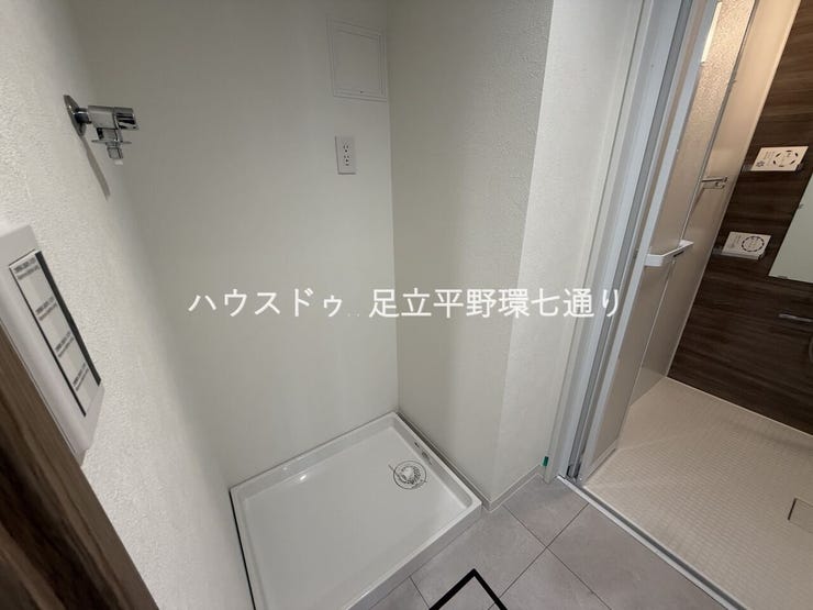 洗濯機置き場は室内に設置。天候を気にせず洗濯できる、便利で安心の設備です。