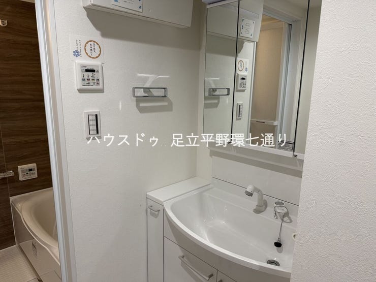 三面鏡付き洗面化粧台で収納も豊富。毎日の身支度がしやすく、使い勝手の良い洗面スペースです。